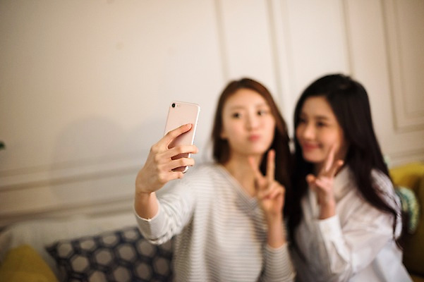 포토 JPG 우먼라이프 응시 여자 포즈 실내 앉기 상반신 20대 성인 두명 앞모습 옆모습 친구 우정 한국인 셀프카메라 즐거움 브이 룸메이트 성인여자만 국내포토 라이프스타일 시선 감정 뷰포인트 관계 모션 사람 동양인 손짓 청년 내부 사진촬영 여자만 성인만 파일형식