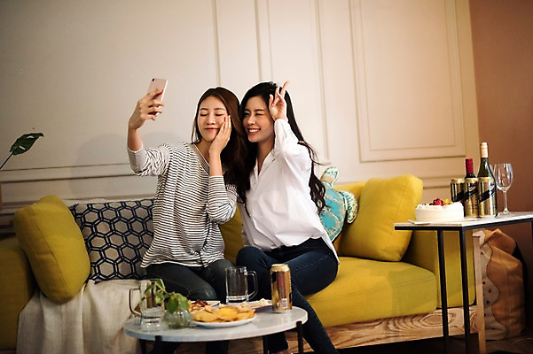 포토 JPG 우먼라이프 응시 여자 포즈 맥주 실내 웃음 들기 앉기 상반신 20대 성인 두명 앞모습 친구 스마트폰 파티 케이크 와인 우정 한국인 생일 셀프카메라 즐거움 브이 룸메이트 생일상 성인여자만 국내포토 라이프스타일 시선 기념일 감정 뷰포인트 관계 모션 디저트 주류 표정 사람 동양인 손짓 이벤트 청년 내부 핸드폰 스마트기기 사진촬영 여자만 성인만 파일형식