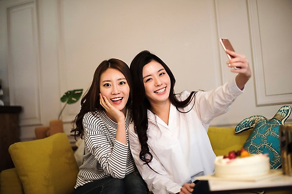 포토 JPG 우먼라이프 여자 실내 웃음 들기 앉기 상반신 20대 성인 두명 앞모습 친구 스마트폰 소파 파티 케이크 우정 한국인 생일 셀프카메라 룸메이트 집들이 성인여자만 국내포토 라이프스타일 기념일 뷰포인트 의자 관계 모션 디저트 표정 사람 동양인 이벤트 청년 내부 핸드폰 스마트기기 사진촬영 여자만 성인만 파일형식
