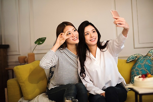 포토 JPG 우먼라이프 응시 여자 포즈 실내 웃음 들기 앉기 상반신 20대 성인 두명 앞모습 친구 스마트폰 케이크 우정 한국인 셀프카메라 즐거움 브이 룸메이트 성인여자만 국내포토 라이프스타일 시선 감정 뷰포인트 관계 모션 디저트 표정 사람 동양인 손짓 청년 내부 핸드폰 스마트기기 사진촬영 여자만 성인만 파일형식 음식 인종 생활 전자제품 촬영