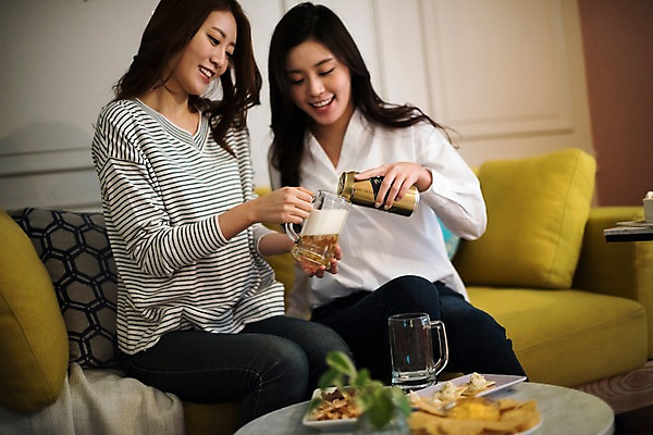 포토 JPG 우먼라이프 응시 여자 맥주 실내 웃음 들기 앉기 상반신 20대 성인 두명 앞모습 친구 소파 파티 우정 한국인 안주 맥주잔 룸메이트 집들이 성인여자만 국내포토 라이프스타일 시선 뷰포인트 술잔 의자 관계 모션 주류 표정 사람 동양인 이벤트 청년 내부 여자만 성인만 파일형식