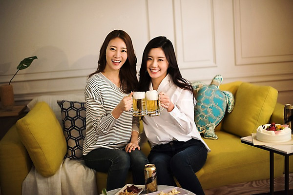 포토 JPG 우먼라이프 여자 맥주 실내 웃음 들기 앉기 상반신 20대 성인 두명 앞모습 친구 소파 파티 케이크 우정 한국인 생일 안주 건배 맥주잔 룸메이트 생일상 집들이 성인여자만 국내포토 라이프스타일 기념일 뷰포인트 술잔 의자 관계 모션 디저트 주류 표정 사람 동양인 이벤트 청년 내부 여자만 성인만 파일형식