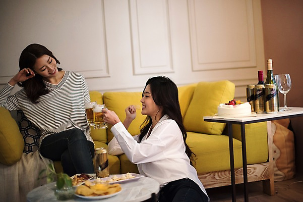 포토 JPG 우먼라이프 응시 여자 맥주 실내 웃음 앉기 상반신 20대 성인 두명 앞모습 옆모습 친구 소파 파티 마주보기 케이크 와인 우정 한국인 생일 안주 건배 맥주잔 룸메이트 생일상 집들이 성인여자만 국내포토 라이프스타일 시선 기념일 뷰포인트 술잔 의자 관계 모션 디저트 주류 표정 사람 동양인 이벤트 청년 내부 여자만 성인만 파일형식