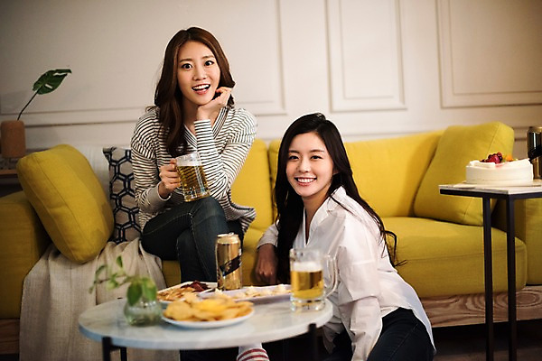 포토 JPG 우먼라이프 여자 맥주 실내 웃음 들기 앉기 상반신 20대 성인 두명 앞모습 옆모습 친구 소파 파티 케이크 턱괴기 우정 한국인 생일 안주 맥주잔 룸메이트 생일상 집들이 성인여자만 국내포토 라이프스타일 기념일 뷰포인트 술잔 의자 관계 모션 디저트 주류 표정 사람 동양인 이벤트 청년 내부 여자만 성인만 파일형식