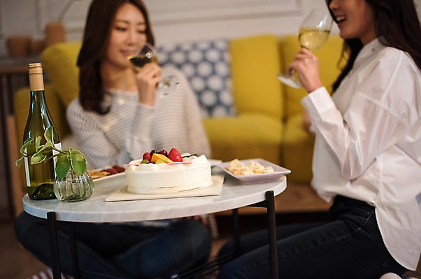 포토 JPG 우먼라이프 응시 여자 실내 웃음 앉기 상반신 20대 성인 두명 앞모습 옆모습 친구 파티 케이크 와인 우정 한국인 생일 안주 룸메이트 생일상 집들이 성인여자만 국내포토 라이프스타일 시선 기념일 뷰포인트 관계 모션 디저트 주류 표정 사람 동양인 이벤트 청년 내부 여자만 성인만 파일형식