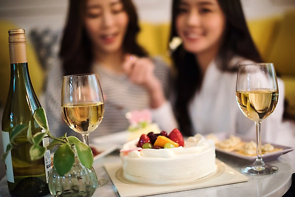 포토 JPG 우먼라이프 응시 여자 실내 웃음 앉기 상반신 20대 성인 두명 앞모습 친구 파티 케이크 와인 우정 한국인 생일 룸메이트 생일상 집들이 성인여자만 국내포토 라이프스타일 시선 기념일 뷰포인트 관계 모션 디저트 주류 표정 사람 동양인 이벤트 청년 내부 여자만 성인만 파일형식