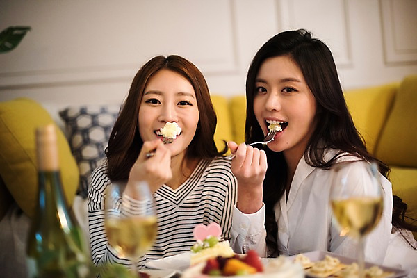 포토 JPG 우먼라이프 응시 여자 포크 실내 웃음 앉기 상반신 20대 성인 두명 앞모습 친구 파티 케이크 와인 우정 한국인 생일 먹기 룸메이트 생일상 집들이 성인여자만 국내포토 라이프스타일 식기 시선 기념일 뷰포인트 관계 모션 디저트 주류 표정 사람 동양인 이벤트 청년 내부 여자만 성인만 파일형식