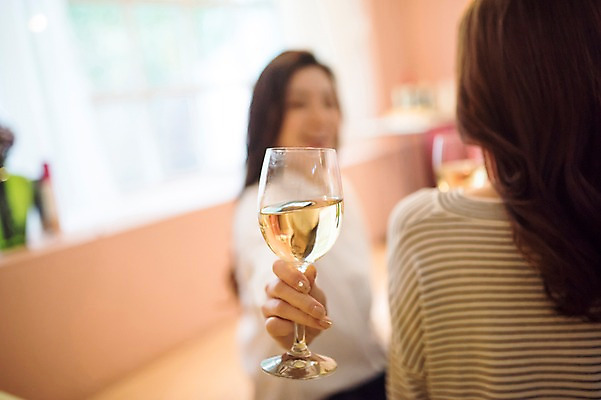 포토 JPG 우먼라이프 여자 와인잔 실내 들기 앉기 상반신 20대 성인 두명 옆모습 뒷모습 친구 파티 와인 우정 한국인 룸메이트 집들이 성인여자만 국내포토 라이프스타일 뷰포인트 술잔 관계 모션 주류 사람 동양인 이벤트 청년 내부 여자만 성인만 파일형식