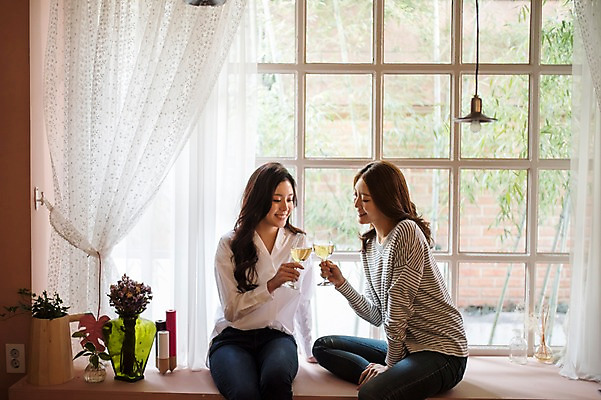 포토 JPG 주간 우먼라이프 여자 와인잔 창문 실내 웃음 들기 앉기 상반신 20대 성인 두명 앞모습 옆모습 친구 파티 와인 우정 한국인 커튼 창가 건배 룸메이트 집들이 성인여자만 국내포토 자연요소 라이프스타일 뷰포인트 술잔 관계 모션 주류 표정 사람 동양인 이벤트 청년 내부 여자만 성인만 파일형식 음료 잔 인종 생활 식기