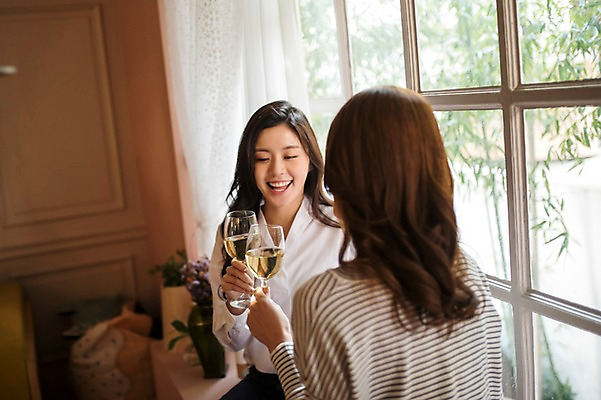 포토 JPG 우먼라이프 응시 여자 와인잔 실내 웃음 들기 앉기 상반신 20대 성인 두명 앞모습 뒷모습 친구 파티 와인 우정 한국인 커튼 창가 건배 룸메이트 집들이 성인여자만 국내포토 라이프스타일 시선 뷰포인트 술잔 창문 관계 모션 주류 표정 사람 동양인 이벤트 청년 내부 여자만 성인만 파일형식