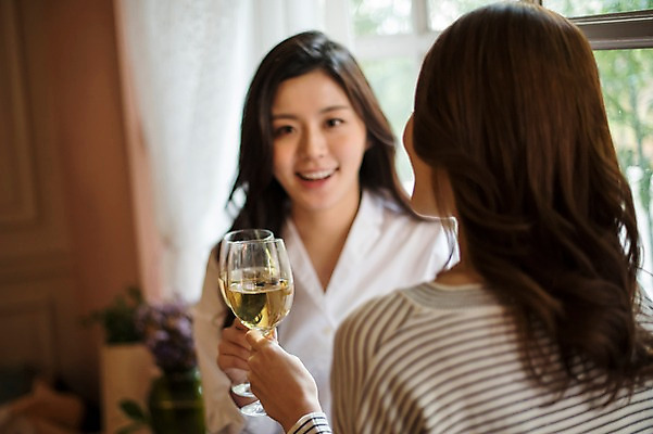 포토 JPG 우먼라이프 응시 여자 와인잔 실내 웃음 들기 앉기 상반신 20대 성인 두명 앞모습 뒷모습 친구 파티 와인 우정 한국인 창가 건배 룸메이트 집들이 성인여자만 국내포토 라이프스타일 시선 뷰포인트 술잔 창문 관계 모션 주류 표정 사람 동양인 이벤트 청년 내부 여자만 성인만 파일형식