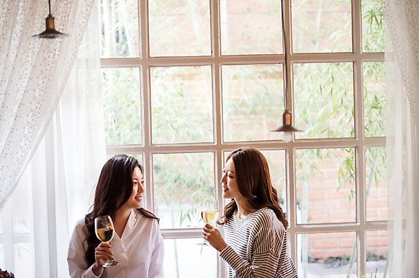 포토 JPG 주간 우먼라이프 응시 여자 와인잔 창문 실내 웃음 들기 앉기 상반신 20대 성인 두명 앞모습 옆모습 친구 파티 와인 우정 한국인 창가 룸메이트 집들이 성인여자만 국내포토 자연요소 라이프스타일 시선 뷰포인트 술잔 관계 모션 주류 표정 사람 동양인 이벤트 청년 내부 여자만 성인만 파일형식