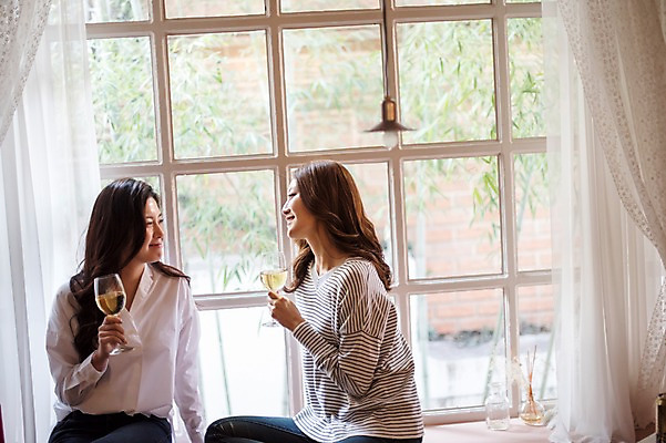포토 JPG 주간 우먼라이프 응시 여자 와인잔 창문 실내 웃음 들기 앉기 상반신 20대 성인 두명 앞모습 옆모습 친구 파티 마주보기 와인 우정 한국인 창가 룸메이트 집들이 성인여자만 국내포토 자연요소 라이프스타일 시선 뷰포인트 술잔 관계 모션 주류 표정 사람 동양인 이벤트 청년 내부 여자만 성인만 파일형식
