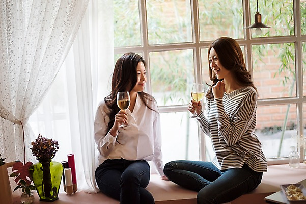 포토 JPG 주간 우먼라이프 응시 여자 와인잔 창문 실내 웃음 들기 앉기 상반신 20대 성인 두명 앞모습 옆모습 친구 파티 마주보기 와인 우정 한국인 커튼 룸메이트 집들이 성인여자만 국내포토 자연요소 라이프스타일 시선 뷰포인트 술잔 관계 모션 주류 표정 사람 동양인 이벤트 청년 내부 여자만 성인만 파일형식