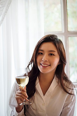 포토 JPG 우먼라이프 여자 와인잔 실내 한명 웃음 들기 앉기 상반신 20대 성인 앞모습 파티 와인 한국인 커튼 집들이 성인여자한명만 국내포토 1 라이프스타일 뷰포인트 술잔 모션 주류 표정 사람 동양인 이벤트 청년 내부 여자한명만 성인여자만 파일형식