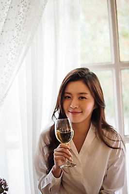 포토 JPG 우먼라이프 여자 와인잔 실내 한명 미소 들기 앉기 상반신 20대 성인 앞모습 파티 와인 한국인 커튼 창가 집들이 성인여자한명만 국내포토 1 라이프스타일 뷰포인트 술잔 창문 모션 주류 표정 사람 동양인 이벤트 청년 내부 여자한명만 성인여자만 파일형식