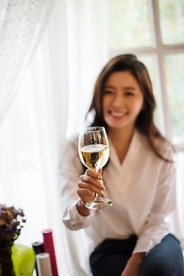 포토 JPG 우먼라이프 여자 와인잔 실내 한명 웃음 들기 앉기 상반신 20대 성인 앞모습 파티 와인 한국인 창가 집들이 성인여자한명만 국내포토 1 라이프스타일 뷰포인트 술잔 창문 모션 주류 표정 사람 동양인 이벤트 청년 내부 여자한명만 성인여자만 파일형식