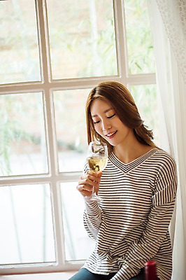 포토 JPG 주간 우먼라이프 응시 여자 와인잔 실내 한명 미소 들기 앉기 상반신 20대 성인 앞모습 파티 와인 한국인 창가 집들이 성인여자한명만 국내포토 자연요소 1 라이프스타일 시선 뷰포인트 술잔 창문 모션 주류 표정 사람 동양인 이벤트 청년 내부 여자한명만 성인여자만 파일형식