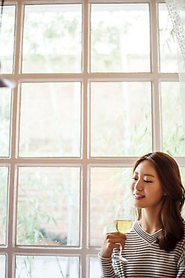 포토 JPG 주간 우먼라이프 응시 여자 와인잔 실내 한명 미소 들기 앉기 상반신 20대 성인 앞모습 파티 와인 한국인 창가 집들이 성인여자한명만 국내포토 자연요소 1 라이프스타일 시선 뷰포인트 술잔 창문 모션 주류 표정 사람 동양인 이벤트 청년 내부 여자한명만 성인여자만 파일형식