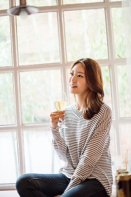 포토 JPG 주간 우먼라이프 응시 여자 와인잔 실내 한명 미소 들기 앉기 상반신 20대 성인 앞모습 파티 와인 한국인 창가 집들이 성인여자한명만 국내포토 자연요소 1 라이프스타일 시선 뷰포인트 술잔 창문 모션 주류 표정 사람 동양인 이벤트 청년 내부 여자한명만 성인여자만 파일형식