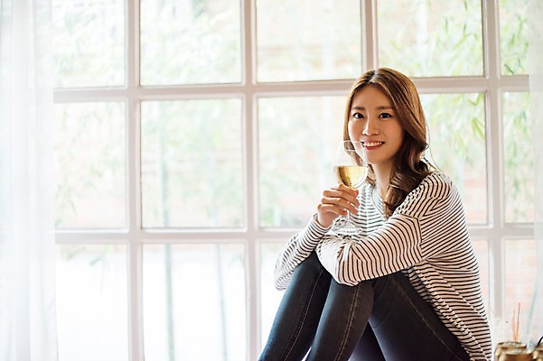 포토 JPG 주간 우먼라이프 여자 와인잔 실내 한명 웃음 들기 앉기 상반신 20대 성인 옆모습 파티 와인 한국인 창가 집들이 성인여자한명만 국내포토 자연요소 1 라이프스타일 뷰포인트 술잔 창문 모션 주류 표정 사람 동양인 이벤트 청년 내부 여자한명만 성인여자만 파일형식