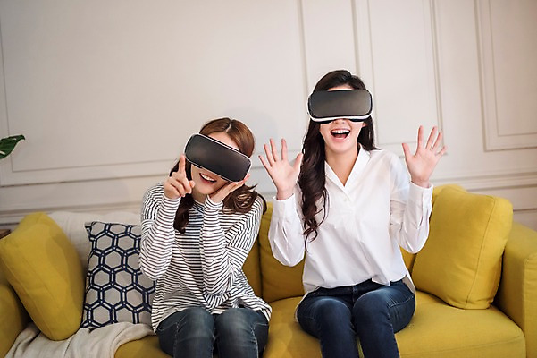 포토 JPG 우먼라이프 여자 실내 웃음 앉기 상반신 20대 성인 두명 앞모습 친구 소파 우정 한국인 가리킴 즐거움 룸메이트 가상현실 성인여자만 오큘러스 VR기기 국내포토 라이프스타일 감정 뷰포인트 의자 관계 모션 표정 사람 동양인 손짓 청년 내부 기계 여자만 성인만 파일형식