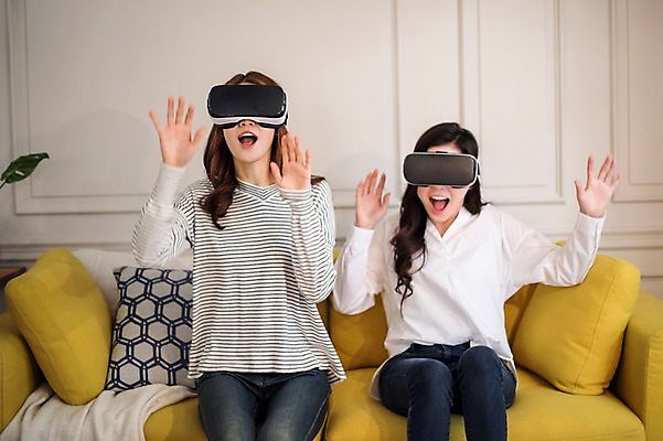 포토 JPG 우먼라이프 여자 실내 웃음 앉기 상반신 20대 성인 두명 앞모습 친구 소파 놀람 우정 한국인 즐거움 룸메이트 가상현실 성인여자만 오큘러스 VR기기 국내포토 라이프스타일 감정 뷰포인트 의자 관계 모션 표정 사람 동양인 청년 내부 기계 여자만 성인만 파일형식