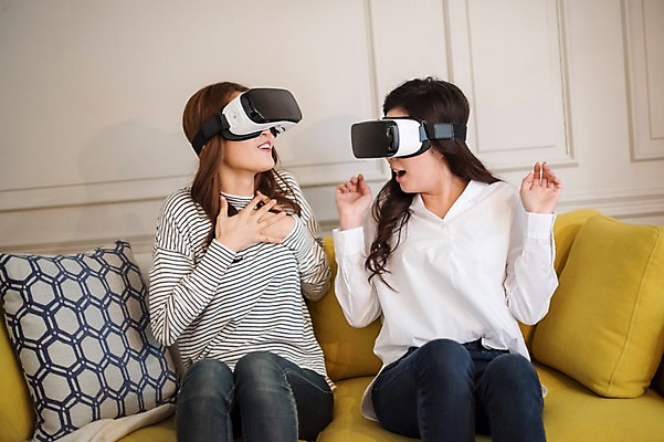 포토 JPG 우먼라이프 여자 실내 웃음 앉기 상반신 20대 성인 두명 앞모습 친구 소파 놀람 우정 한국인 즐거움 룸메이트 가상현실 성인여자만 오큘러스 VR기기 국내포토 라이프스타일 감정 뷰포인트 의자 관계 모션 표정 사람 동양인 청년 내부 기계 여자만 성인만 파일형식