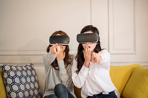 포토 JPG 우먼라이프 여자 실내 앉기 상반신 20대 성인 두명 앞모습 친구 소파 놀람 우정 한국인 가리킴 즐거움 룸메이트 가상현실 성인여자만 오큘러스 VR기기 국내포토 라이프스타일 감정 뷰포인트 의자 관계 모션 표정 사람 동양인 손짓 청년 내부 기계 여자만 성인만 파일형식