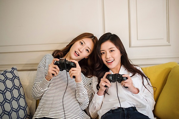 포토 JPG 우먼라이프 여자 실내 웃음 들기 앉기 상반신 20대 성인 두명 앞모습 친구 소파 기댐 우정 한국인 게임 게임기 즐거움 룸메이트 성인여자만 국내포토 라이프스타일 감정 뷰포인트 의자 관계 모션 놀이 표정 사람 동양인 청년 내부 여자만 성인만 파일형식