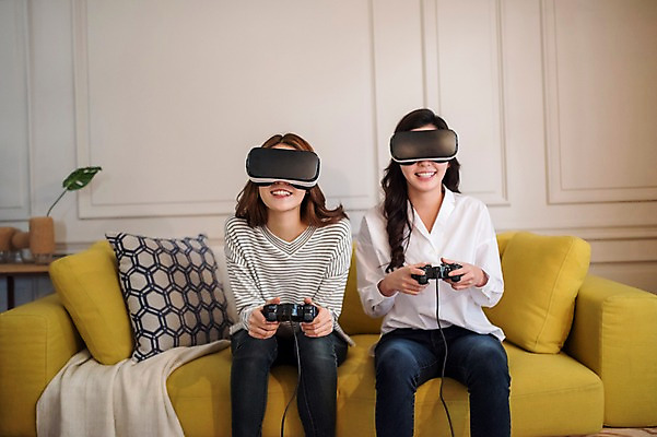 포토 JPG 우먼라이프 여자 실내 웃음 들기 앉기 상반신 20대 성인 두명 앞모습 친구 소파 우정 한국인 게임 게임기 즐거움 룸메이트 가상현실 성인여자만 오큘러스 VR기기 국내포토 라이프스타일 감정 뷰포인트 의자 관계 모션 놀이 표정 사람 동양인 청년 내부 기계 여자만 성인만 파일형식