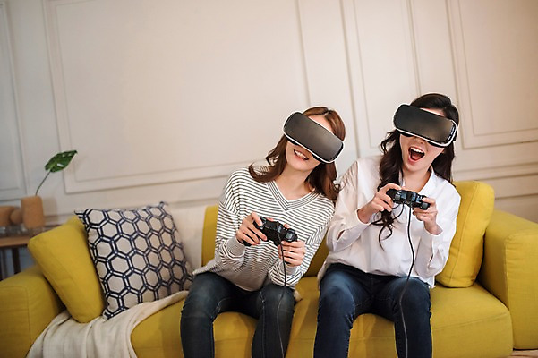 포토 JPG 우먼라이프 여자 실내 웃음 들기 앉기 상반신 20대 성인 두명 앞모습 친구 소파 우정 한국인 게임 게임기 즐거움 룸메이트 가상현실 성인여자만 오큘러스 VR기기 국내포토 라이프스타일 감정 뷰포인트 의자 관계 모션 놀이 표정 사람 동양인 청년 내부 기계 여자만 성인만 파일형식