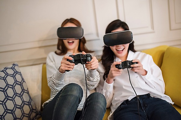 포토 JPG 우먼라이프 여자 실내 웃음 들기 앉기 상반신 20대 성인 두명 앞모습 친구 소파 기댐 우정 한국인 게임 게임기 즐거움 룸메이트 가상현실 성인여자만 오큘러스 VR기기 국내포토 라이프스타일 감정 뷰포인트 의자 관계 모션 놀이 표정 사람 동양인 청년 내부 기계 여자만 성인만 파일형식