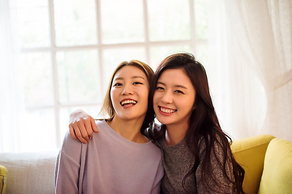 포토 JPG 우먼라이프 여자 어깨동무 실내 웃음 앉기 상반신 20대 성인 두명 앞모습 친구 우정 한국인 룸메이트 성인여자만 국내포토 라이프스타일 뷰포인트 포즈 관계 모션 표정 사람 동양인 청년 내부 여자만 성인만 파일형식 인종 생활