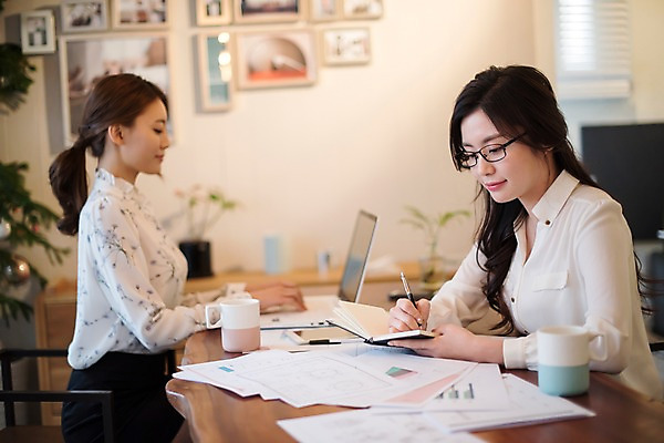 포토 JPG 우먼라이프 응시 여자 탁자 회의 실내 미소 앉기 상반신 20대 성인 두명 옆모습 친구 노트북 우정 한국인 기록 업무 비즈니스우먼 책상 동료 문서 룸메이트 성인여자만 국내포토 라이프스타일 시선 뷰포인트 가구 비즈니스 관계 모션 표정 사람 동양인 청년 내부 전자제품 작업 직장인 여자만 성인만 파일형식