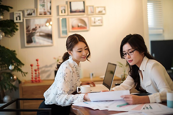 포토 JPG 우먼라이프 응시 여자 탁자 회의 실내 미소 앉기 상반신 20대 성인 두명 옆모습 친구 노트북 우정 한국인 업무 비즈니스우먼 책상 동료 문서 룸메이트 성인여자만 국내포토 라이프스타일 시선 뷰포인트 가구 비즈니스 관계 모션 표정 사람 동양인 청년 내부 전자제품 작업 직장인 여자만 성인만 파일형식