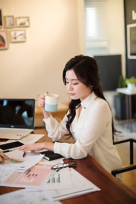 포토 JPG 우먼라이프 응시 여자 안경 회의 실내 한명 들기 앉기 상반신 20대 성인 옆모습 노트북 스마트폰 한국인 업무 비즈니스우먼 커피잔 책상 문서 성인여자한명만 국내포토 1 라이프스타일 시선 잡화 커피 뷰포인트 가구 비즈니스 모션 잔 사람 동양인 청년 내부 전자제품 핸드폰 스마트기기 작업 직장인 여자한명만 성인여자만 파일형식