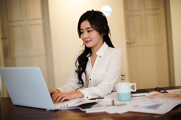 포토 JPG 우먼라이프 응시 여자 실내 한명 미소 앉기 상반신 20대 성인 옆모습 노트북 문 한국인 비즈니스우먼 커피잔 책상 문서 성인여자한명만 국내포토 1 라이프스타일 시선 커피 뷰포인트 가구 비즈니스 모션 잔 표정 사람 동양인 청년 내부 전자제품 직장인 여자한명만 성인여자만 파일형식