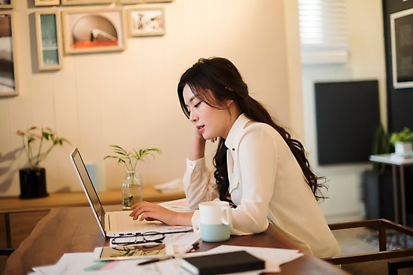 포토 JPG 우먼라이프 응시 여자 실내 한명 앉기 상반신 20대 성인 옆모습 노트북 턱괴기 한국인 업무 비즈니스우먼 책상 문서 성인여자한명만 국내포토 1 라이프스타일 시선 뷰포인트 가구 비즈니스 모션 사람 동양인 청년 내부 전자제품 작업 직장인 여자한명만 성인여자만 파일형식