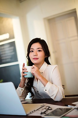 포토 JPG 우먼라이프 여자 실내 한명 들기 앉기 상반신 20대 성인 앞모습 노트북 한국인 비즈니스우먼 커피잔 책상 문서 성인여자한명만 국내포토 1 라이프스타일 커피 뷰포인트 가구 비즈니스 모션 잔 사람 동양인 청년 내부 전자제품 직장인 여자한명만 성인여자만 파일형식