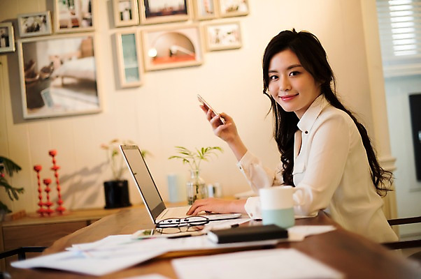 포토 JPG 우먼라이프 여자 실내 한명 웃음 들기 앉기 상반신 20대 성인 옆모습 노트북 스마트폰 한국인 비즈니스우먼 커피잔 책상 문서 성인여자한명만 국내포토 1 라이프스타일 커피 뷰포인트 가구 비즈니스 모션 잔 표정 사람 동양인 청년 내부 전자제품 핸드폰 스마트기기 직장인 여자한명만 성인여자만 파일형식