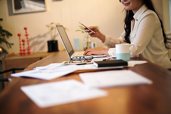 포토 JPG 우먼라이프 여자 실내 한명 들기 앉기 상반신 20대 성인 옆모습 노트북 스마트폰 한국인 비즈니스우먼 커피잔 책상 문서 성인여자한명만 국내포토 1 라이프스타일 커피 뷰포인트 가구 비즈니스 모션 잔 사람 동양인 청년 내부 전자제품 핸드폰 스마트기기 직장인 여자한명만 성인여자만 파일형식