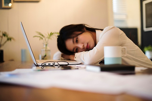 포토 JPG 우먼라이프 여자 엎드리기 실내 피곤 한명 앉기 상반신 20대 성인 옆모습 한국인 비즈니스우먼 커피잔 책상 문서 힘듦 성인여자한명만 국내포토 1 라이프스타일 커피 뷰포인트 가구 컨셉 비즈니스 모션 잔 사람 동양인 청년 내부 직장인 여자한명만 성인여자만 파일형식