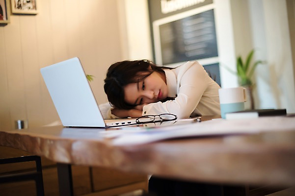 포토 JPG 우먼라이프 응시 여자 엎드리기 실내 피곤 한명 앉기 상반신 20대 성인 옆모습 노트북 한국인 비즈니스우먼 커피잔 책상 문서 힘듦 성인여자한명만 국내포토 1 라이프스타일 시선 커피 뷰포인트 가구 컨셉 비즈니스 모션 잔 사람 동양인 청년 내부 전자제품 직장인 여자한명만 성인여자만 파일형식