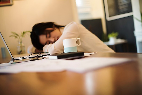 포토 JPG 우먼라이프 여자 엎드리기 실내 피곤 한명 앉기 상반신 20대 성인 옆모습 노트북 눈감음 한국인 비즈니스우먼 커피잔 책상 문서 힘듦 성인여자한명만 국내포토 1 라이프스타일 커피 뷰포인트 가구 컨셉 비즈니스 모션 잔 사람 동양인 청년 내부 전자제품 직장인 여자한명만 성인여자만 파일형식