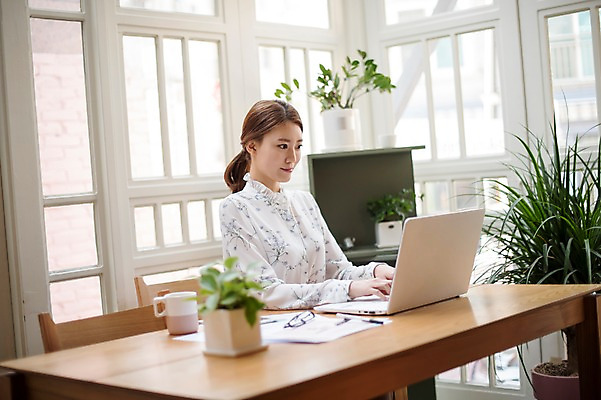 포토 JPG 주간 우먼라이프 응시 여자 화분 실내 한명 미소 앉기 상반신 20대 성인 옆모습 노트북 한국인 업무 비즈니스우먼 창가 책상 문서 성인여자한명만 국내포토 자연요소 1 라이프스타일 시선 뷰포인트 가구 비즈니스 창문 모션 표정 사람 동양인 청년 내부 전자제품 작업 직장인 여자한명만 성인여자만 파일형식