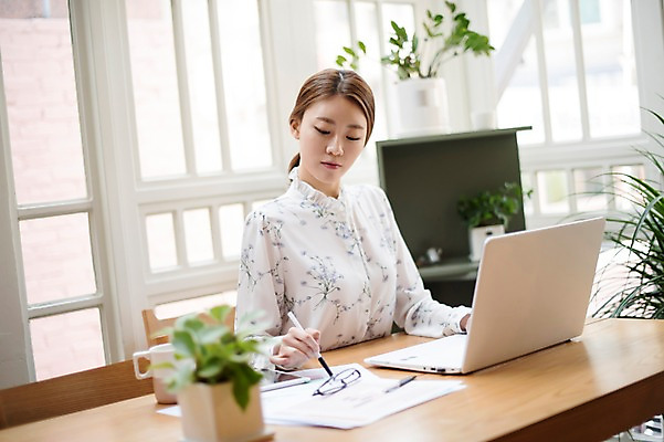 포토 JPG 주간 우먼라이프 응시 여자 화분 실내 한명 앉기 상반신 20대 성인 옆모습 노트북 한국인 기록 업무 비즈니스우먼 창가 책상 문서 성인여자한명만 국내포토 자연요소 1 라이프스타일 시선 뷰포인트 가구 비즈니스 창문 모션 사람 동양인 청년 내부 전자제품 작업 직장인 여자한명만 성인여자만 파일형식