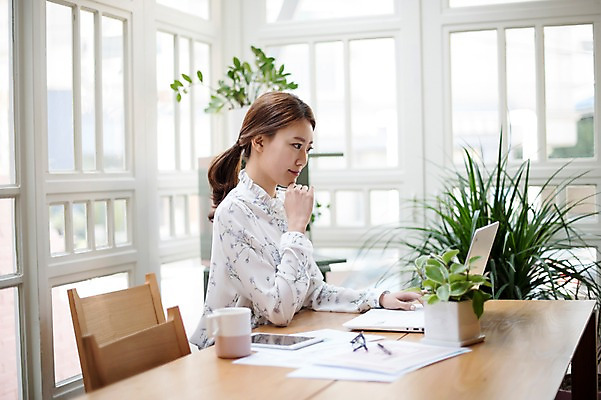 포토 JPG 주간 우먼라이프 응시 여자 화분 실내 한명 미소 앉기 상반신 20대 성인 옆모습 노트북 한국인 업무 비즈니스우먼 창가 책상 문서 성인여자한명만 국내포토 자연요소 1 라이프스타일 시선 뷰포인트 가구 비즈니스 창문 모션 표정 사람 동양인 청년 내부 전자제품 작업 직장인 여자한명만 성인여자만 파일형식