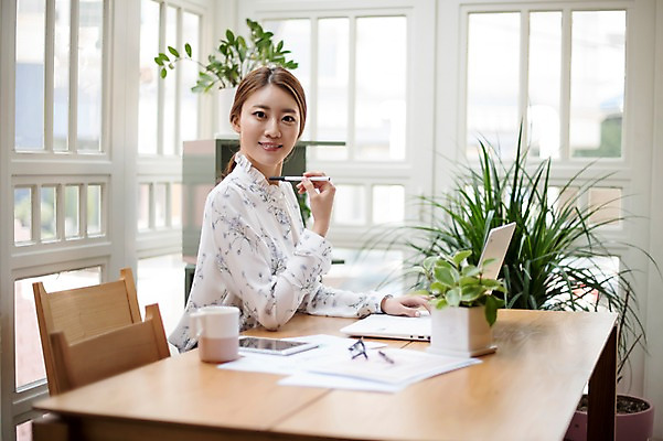 포토 JPG 주간 우먼라이프 응시 여자 화분 실내 한명 웃음 들기 앉기 상반신 20대 성인 옆모습 노트북 볼펜 한국인 업무 비즈니스우먼 창가 책상 문서 성인여자한명만 국내포토 자연요소 1 라이프스타일 시선 뷰포인트 가구 비즈니스 창문 모션 표정 사람 동양인 청년 내부 전자제품 펜 작업 직장인 여자한명만 성인여자만 파일형식