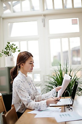 포토 JPG 주간 우먼라이프 응시 여자 화분 실내 한명 미소 들기 앉기 상반신 20대 성인 옆모습 노트북 한국인 업무 비즈니스우먼 창가 책상 문서 성인여자한명만 국내포토 자연요소 1 라이프스타일 시선 뷰포인트 가구 비즈니스 창문 모션 표정 사람 동양인 청년 내부 전자제품 작업 직장인 여자한명만 성인여자만 파일형식